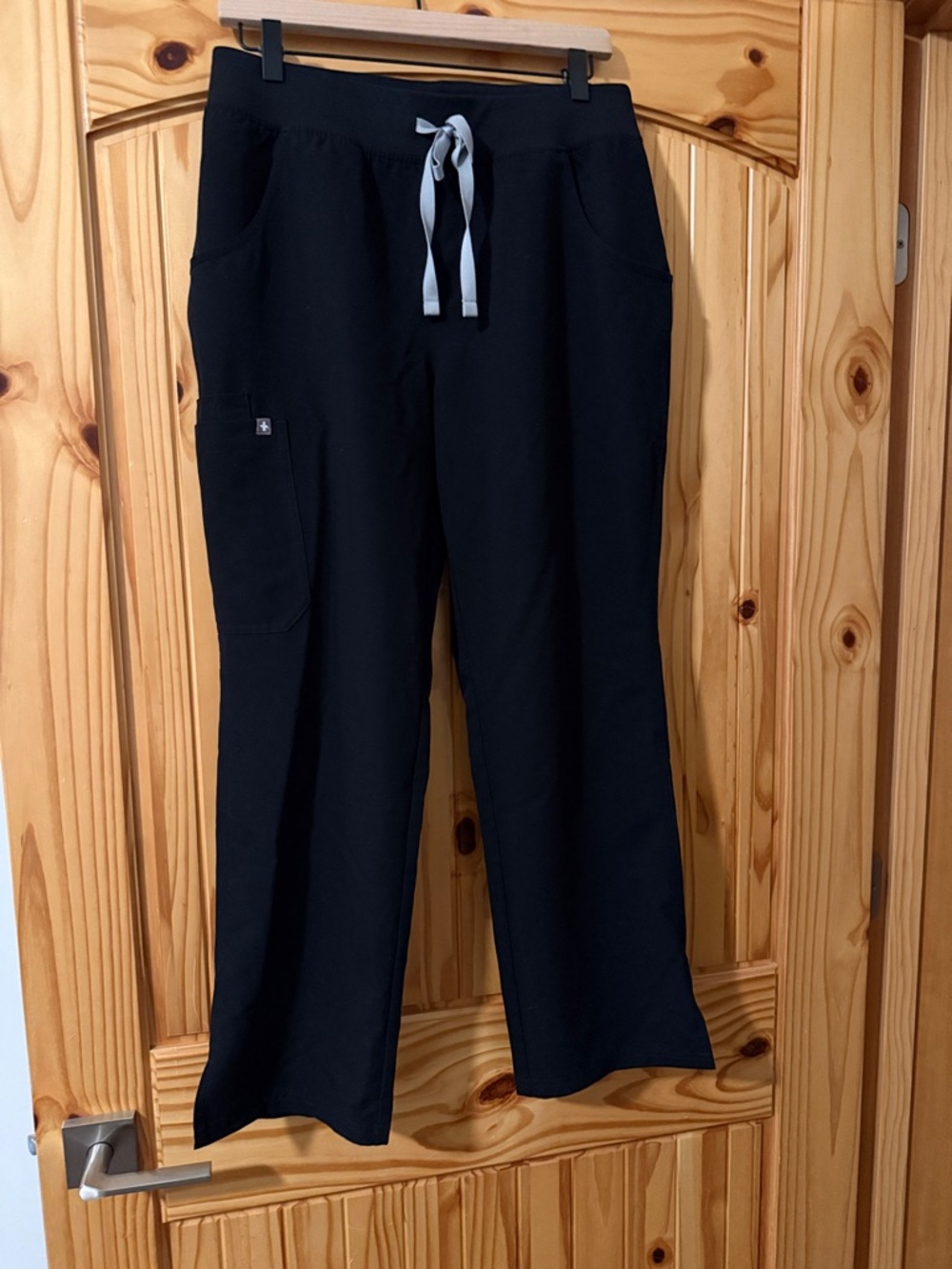 Figs Black Women's Kade, cargo scrub pants, medium short